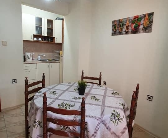 Дава се под наем Тристаен апартамент в Варна, Спортна зала - 80 кв.м за 485 € - Снимка #1