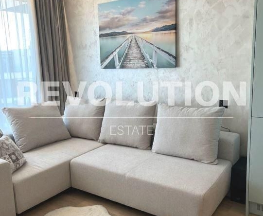 Дава се под наем Двустаен апартамент в к.к. Св.Св. Константин и Елена - 65 кв.м за 1146.99 € - Снимка #1