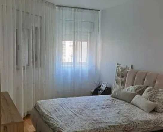 Дава се под наем Тристаен апартамент в Бургас, Славейков - 94 кв.м за 94100 € - Снимка #1
