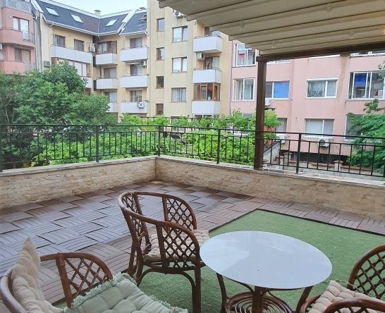 Дава се под наем Тристаен апартамент в Варна, Левски - 110 кв.м за 816 € - Снимка #1