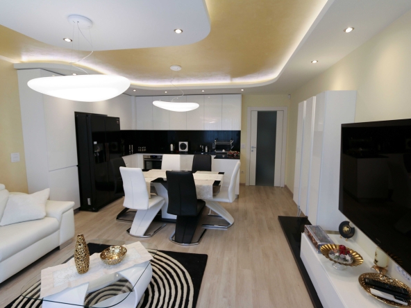 Дава се под наем Тристаен апартамент в София, Център - 119 кв.м за 1190 € - Снимка #1