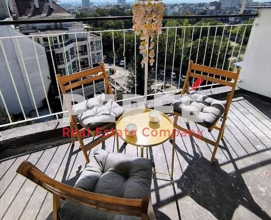 Дава се под наем Двустаен апартамент в Бургас, Център - 65 кв.м за 510 € - Снимка #1