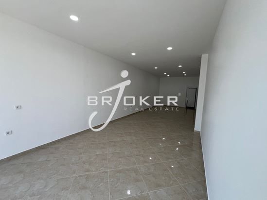 Дава се под наем Магазин в Кърджали, Център - 62 кв.м за 331.5 € - Снимка #1