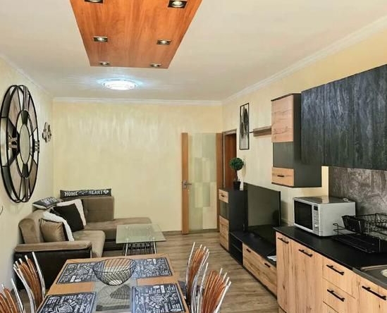 Дава се под наем Тристаен апартамент в Пловдив, Център - 118 кв.м за 561 € - Снимка #1