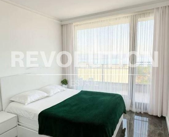 Дава се под наем Тристаен апартамент в Варна, Галата - 122 кв.м за 1445.85 € - Снимка #1