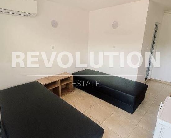 Дава се под наем Двустаен апартамент в Варна, Левски - 20 кв.м за 200 € - Снимка #1