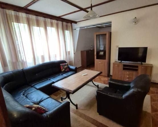 Дава се под наем Тристаен апартамент в Пловдив, Център - 140 кв.м за 600 € - Снимка #1