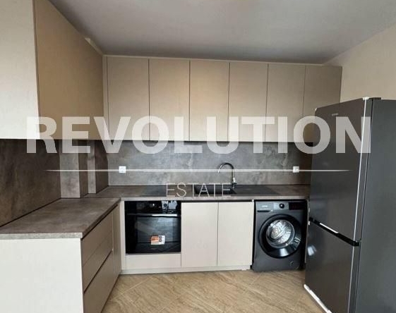 Дава се под наем Тристаен апартамент в Варна, Изгрев - 105 кв.м за 598.23 € - Снимка #1
