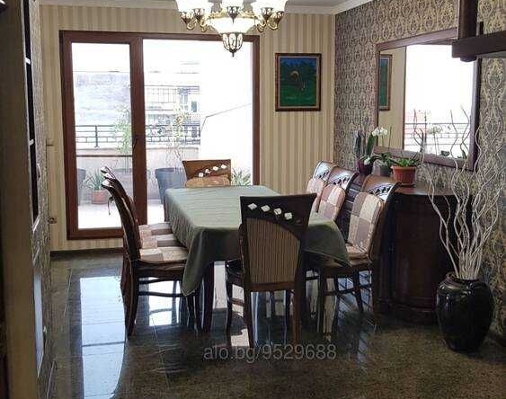 Дава се под наем Четиристаен апартамент в Стара Загора, Център - 250 кв.м за 663 € - Снимка #1