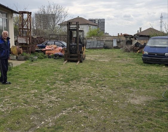 Промишлена сграда в Варна, Възраждане 1 - 2000 кв.м за 1 €/кв.м - Снимка #1