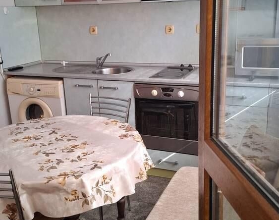 Дава се под наем Едностаен апартамент в Бургас, Славейков - 45 кв.м за 270.3 € - Снимка #1