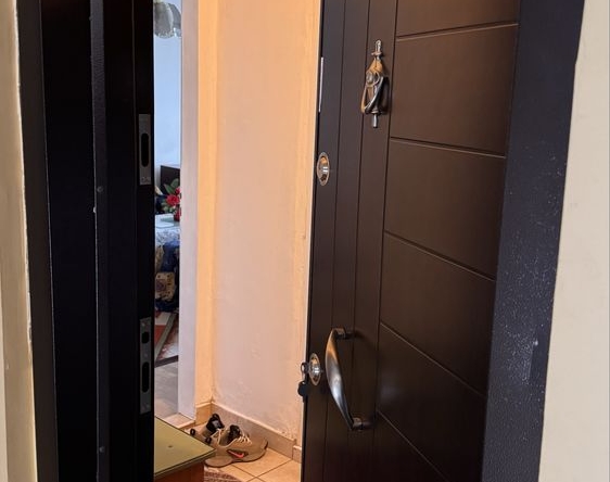 Дава се под наем Двустаен апартамент в Хасково, Червена стена - 72 кв.м за 153 € - Снимка #1