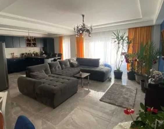 Дава се под наем Четиристаен апартамент в Пловдив, Център - 98 кв.м за 204 € - Снимка #1