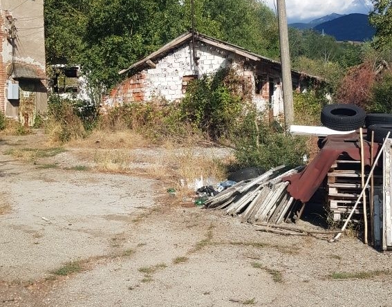 Промишлена сграда в Дупница - 900 кв.м за 95 €/кв.м - Снимка #1