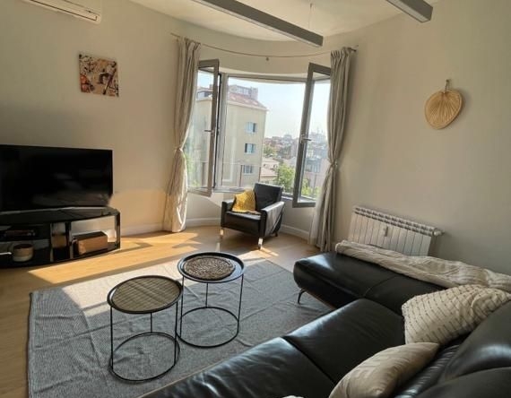 Дава се под наем Тристаен апартамент в София, Център - 100 кв.м за 1090 € - Снимка #1