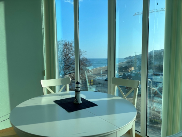 Дава се под наем Двустаен апартамент в к.к. Св.Св. Константин и Елена - 58 кв.м за 306 € - Снимка #1