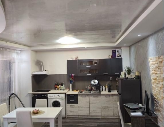 Дава се под наем Двустаен апартамент в Пловдив, Южен - 65 кв.м за 425 € - Снимка #1