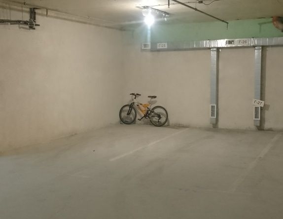 Дава се под наем Гараж / Паркомясто в к.к. Св.Св. Константин и Елена - 15 кв.м за 102 € - Снимка #1