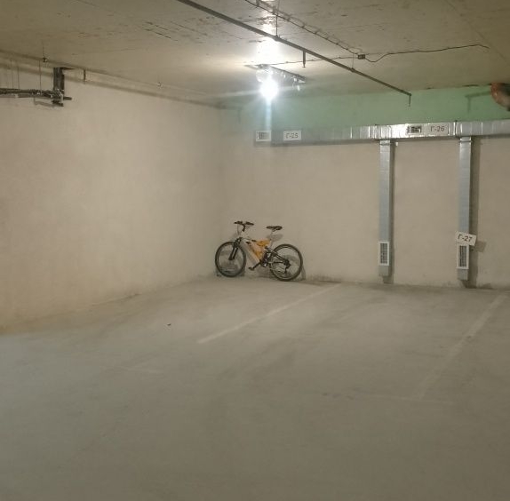 Дава се под наем Гараж / Паркомясто в к.к. Св.Св. Константин и Елена - 15 кв.м за 102 € - Снимка #1
