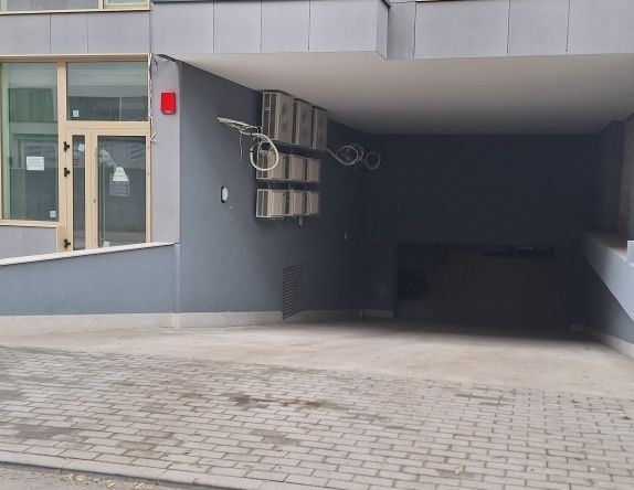 Дава се под наем Гараж / Паркомясто в Варна, Колхозен пазар - 20 кв.м за 81.6 € - Снимка #1