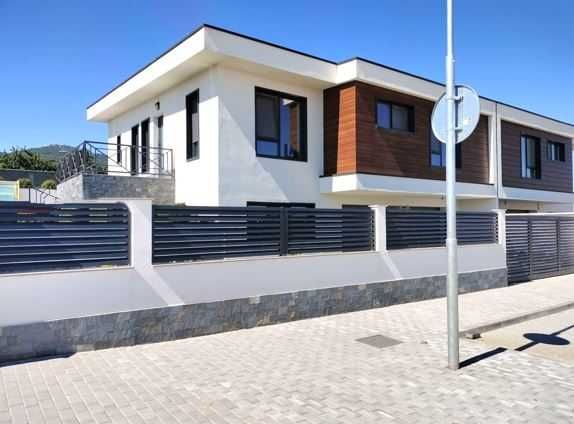 Дава се под наем Къща в с. Белащица, Област Пловдив - 260 кв.м за 1800 € - Снимка #1