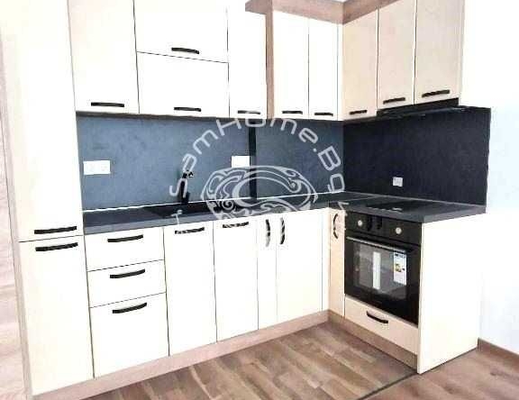 Дава се под наем Двустаен апартамент в к.к. Св.Св. Константин и Елена - 65 кв.м за 612 € - Снимка #1