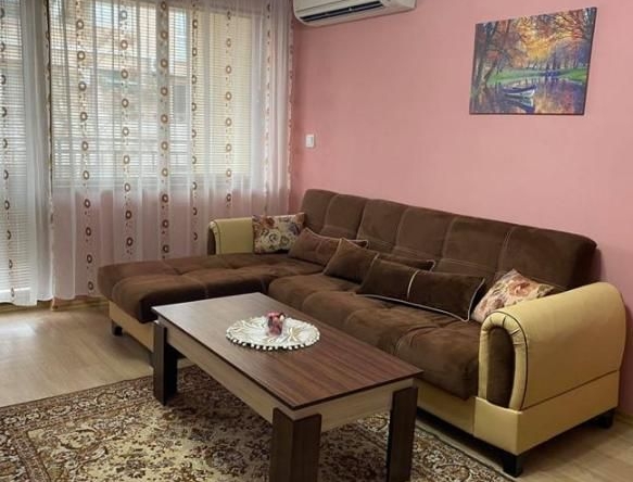 Дава се под наем Тристаен апартамент в Пловдив, Център - 100 кв.м за 561 € - Снимка #1