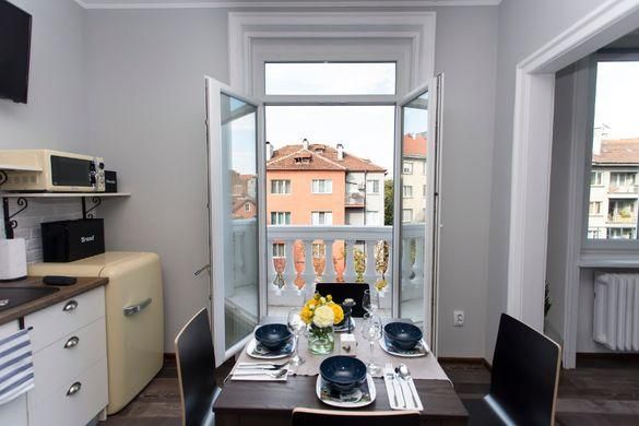 Дава се под наем Тристаен апартамент в София, Център - 70 кв.м за 1100 € - Снимка #1