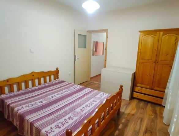 Дава се под наем Тристаен апартамент в Бургас, Меден рудник - зона А - 80 кв.м за 96.9 € - Снимка #1