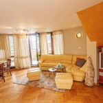 Дава се под наем Тристаен апартамент в Бургас, Център - 120 кв.м за 816 € - Снимка #1