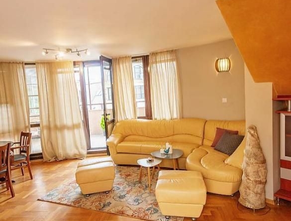 Дава се под наем Тристаен апартамент в Бургас, Център - 120 кв.м за 816 € - Снимка #1