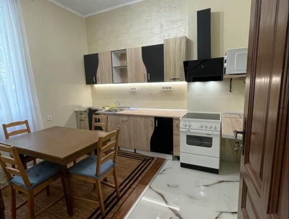 Дава се под наем Тристаен апартамент в София, Зона Б-18 - 90 кв.м за 700 € - Снимка #1