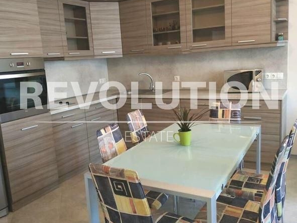 Дава се под наем Двустаен апартамент в Варна, Колхозен пазар - 60 кв.м за 385 € - Снимка #1