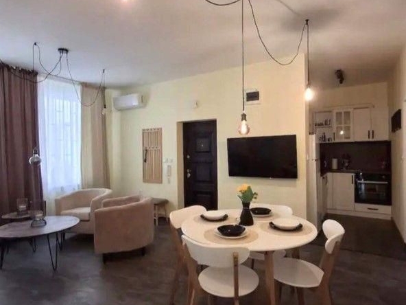 Дава се под наем Тристаен апартамент в София, Център - 89 кв.м за 796.62 € - Снимка #1