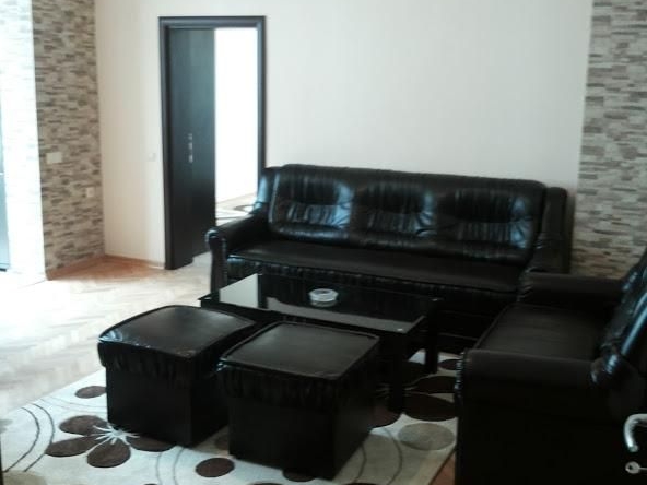 Дава се под наем Тристаен апартамент в Пловдив, Кършияка - 76 кв.м за 400 € - Снимка #1