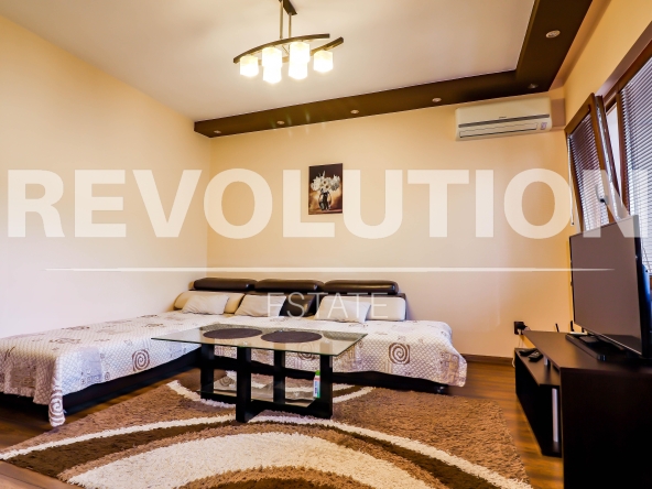 Дава се под наем Тристаен апартамент в Варна, Червен площад - 90 кв.м за 750 € - Снимка #1