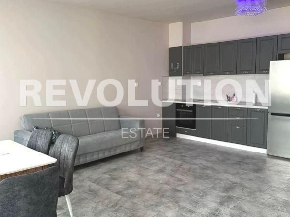 Дава се под наем Тристаен апартамент в Варна, Бриз - 135 кв.м за 1100 € - Снимка #1