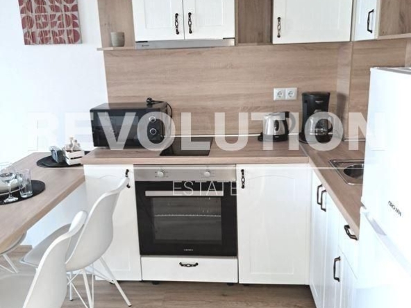 Дава се под наем Двустаен апартамент в к.к. Св.Св. Константин и Елена - 57 кв.м за 550 € - Снимка #1