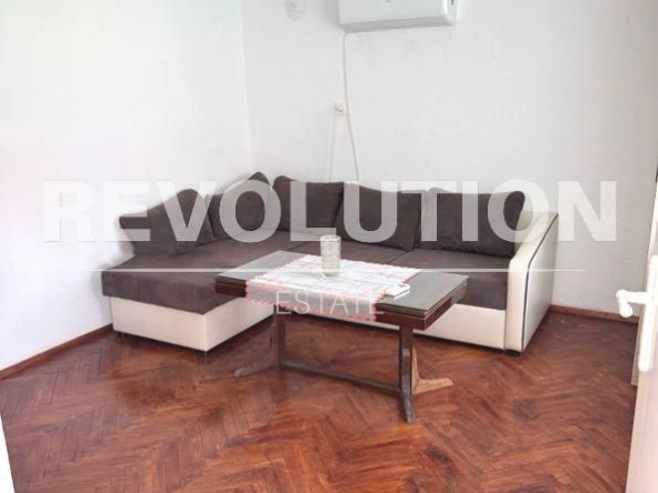 Дава се под наем Тристаен апартамент в Варна, м-т Св. Никола - 80 кв.м за 638.01 € - Снимка #1