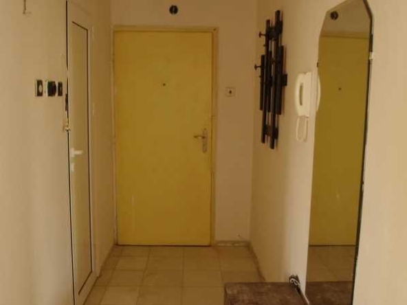 Дава се под наем Тристаен апартамент в к.к. Св.Св. Константин и Елена - 65 кв.м за 306 € - Снимка #1