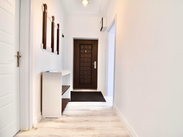 Дава се под наем Тристаен апартамент в Пловдив, Кършияка - 100 кв.м за 561 € - Снимка #1