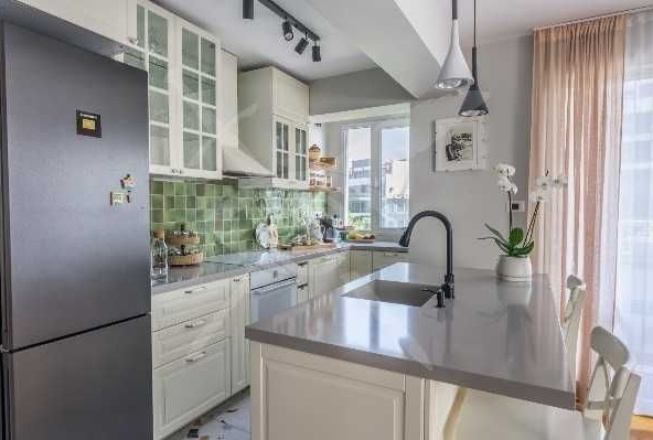 Дава се под наем Тристаен апартамент в Пловдив, Център - 100 кв.м за 897.6 € - Снимка #1