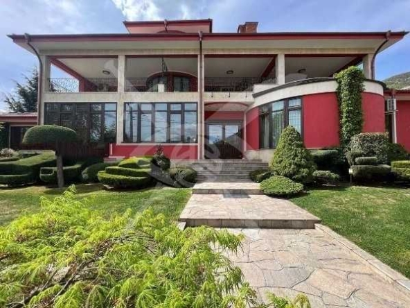 Хотел в Карлово - 1908 кв.м за 869 €/кв.м - Снимка #1