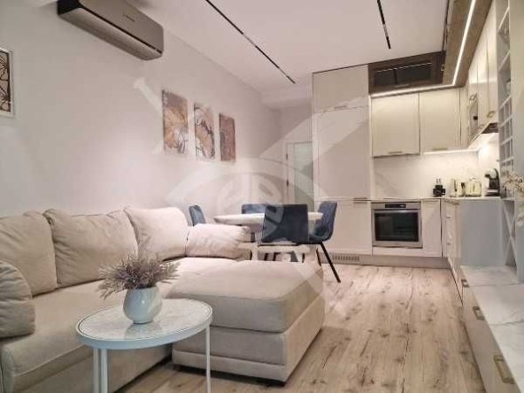 Тристаен апартамент в Бургас, Център - 106 кв.м за 2646 €/кв.м - Снимка #1