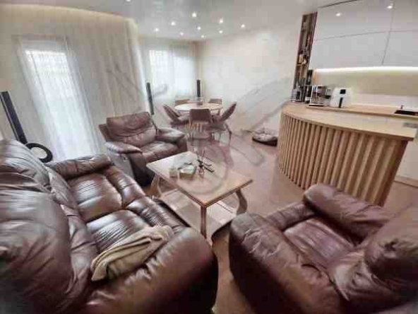 Тристаен апартамент в Бургас, Център - 145 кв.м за 1168 €/кв.м - Снимка #1
