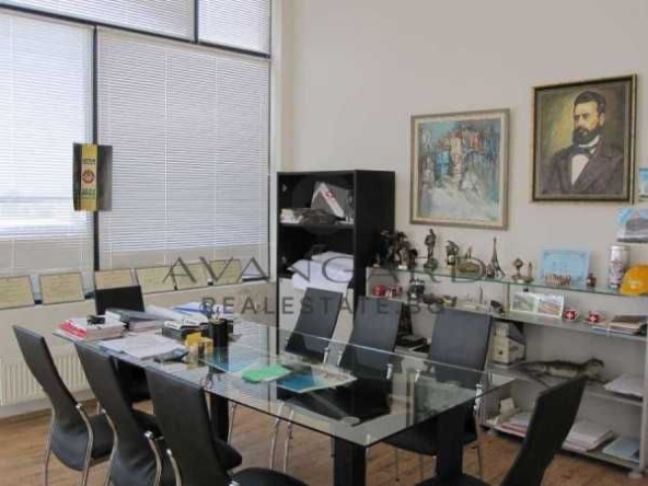 Офис в Пловдив, Кършияка - 735 кв.м за 409 €/кв.м - Снимка #1
