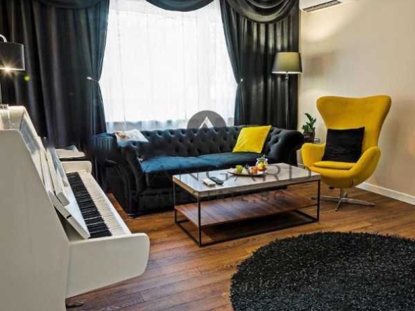 Тристаен апартамент в Пловдив, Център - 120 кв.м за 2550 €/кв.м - Снимка #1