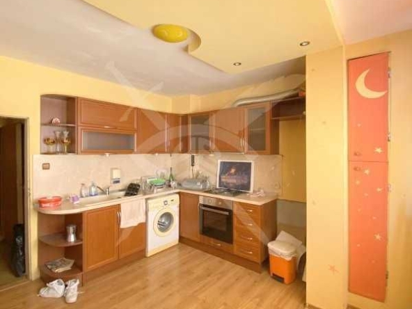 Тристаен апартамент в Карнобат - 96 кв.м за 553 €/кв.м - Снимка #1