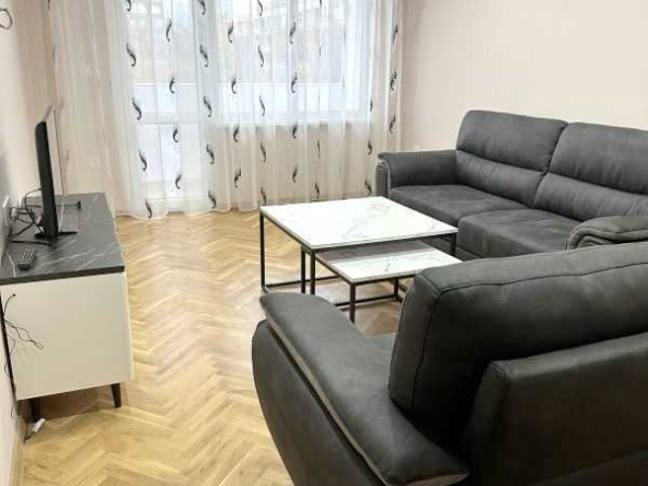 Дава се под наем Двустаен апартамент в Бургас, Лазур - 70 кв.м за 700 € - Снимка #1