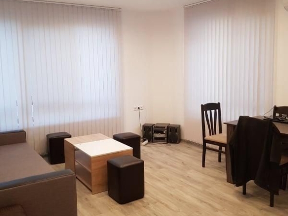 Дава се под наем Тристаен апартамент в Варна, Победа - 70 кв.м за 598.23 € - Снимка #1
